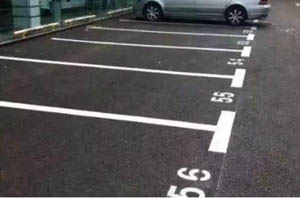 車(chē)子停在劃線的“停車(chē)位”上卻貼著違章停車(chē)罰單嗎？讓人不解？