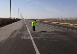 濱海新區民警深入查找在道路渠化、交通設施、交通標志等方面是否存在隱患？