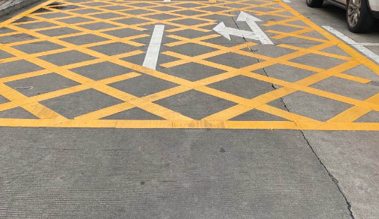 創(chuàng)意設(shè)計(jì)，優(yōu)雅彩繪，蘇州小區(qū)地面劃線方案讓生活更加便捷和美好